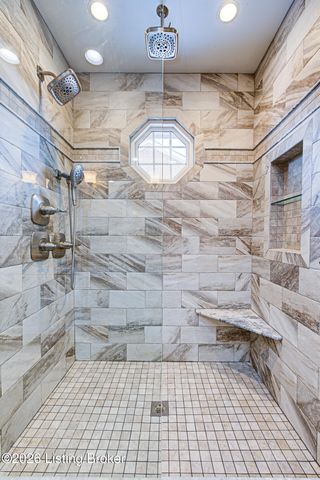 5126 Hunters Point Cir, Louisville, KY 40216