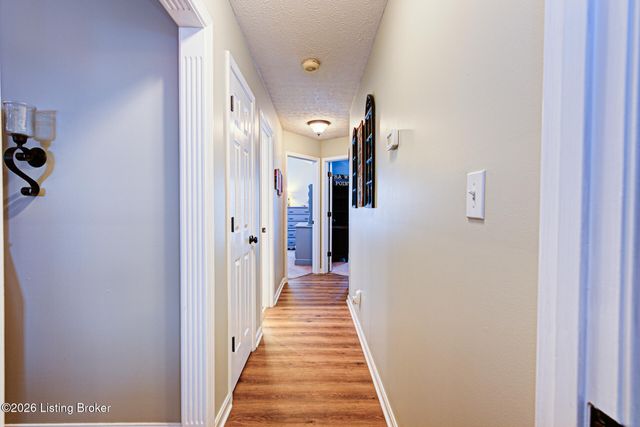 5126 Hunters Point Cir, Louisville, KY 40216