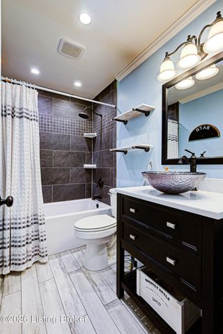 5126 Hunters Point Cir, Louisville, KY 40216