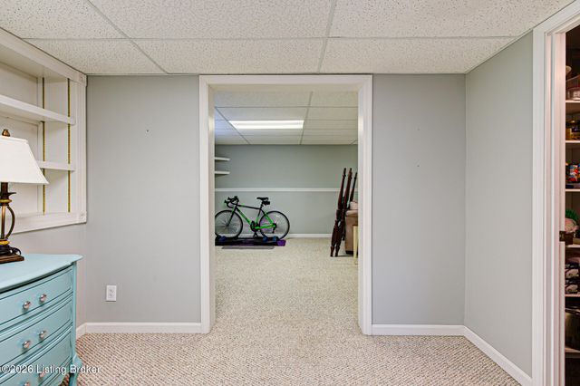 5126 Hunters Point Cir, Louisville, KY 40216