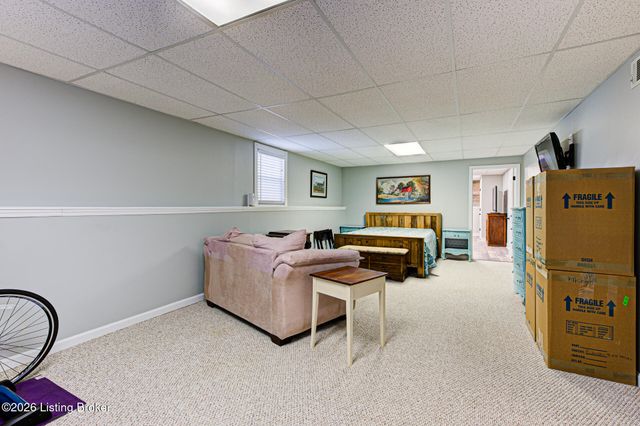 5126 Hunters Point Cir, Louisville, KY 40216