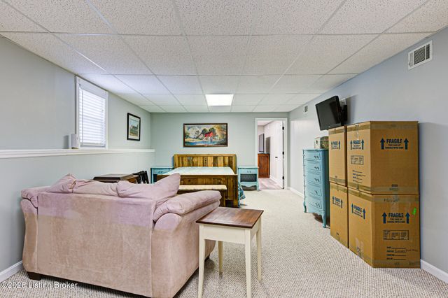 5126 Hunters Point Cir, Louisville, KY 40216