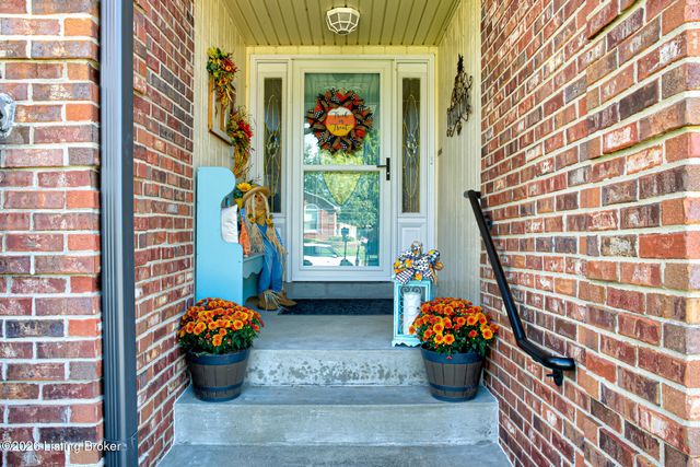 5126 Hunters Point Cir, Louisville, KY 40216