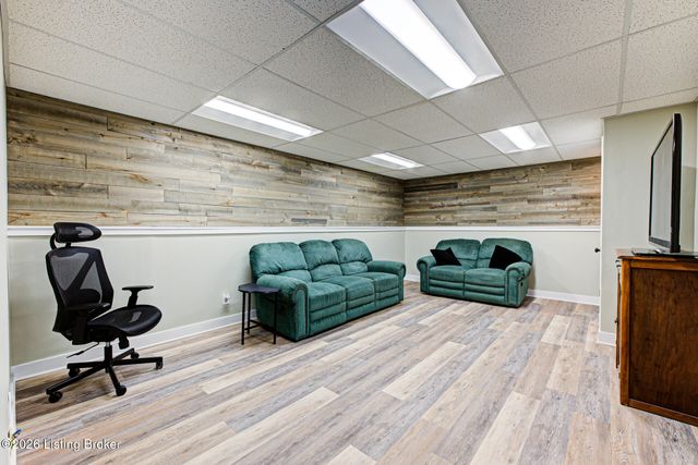 5126 Hunters Point Cir, Louisville, KY 40216