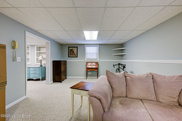 5126 Hunters Point Cir, Louisville, KY 40216