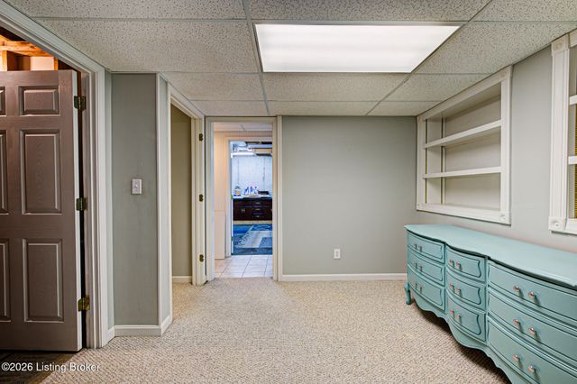 5126 Hunters Point Cir, Louisville, KY 40216