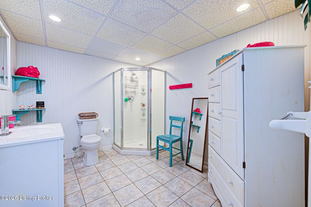 5126 Hunters Point Cir, Louisville, KY 40216