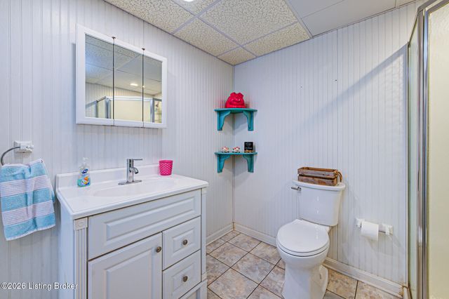 5126 Hunters Point Cir, Louisville, KY 40216