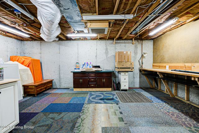 5126 Hunters Point Cir, Louisville, KY 40216