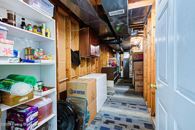 5126 Hunters Point Cir, Louisville, KY 40216