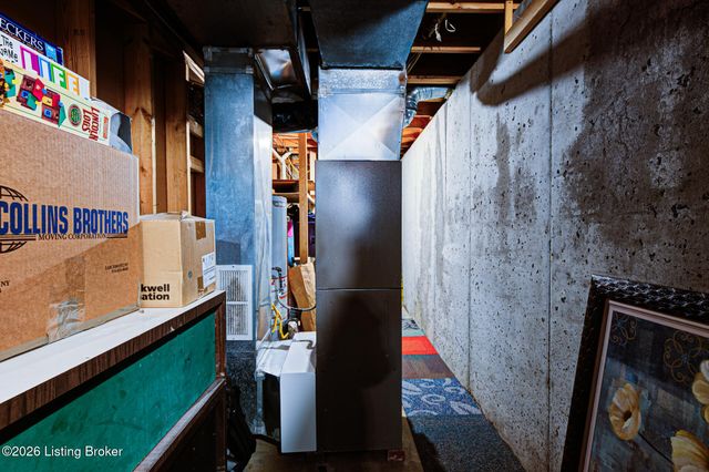 5126 Hunters Point Cir, Louisville, KY 40216