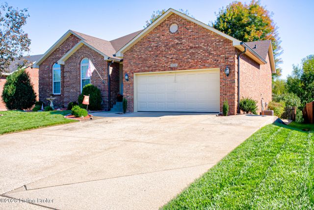 5126 Hunters Point Cir, Louisville, KY 40216