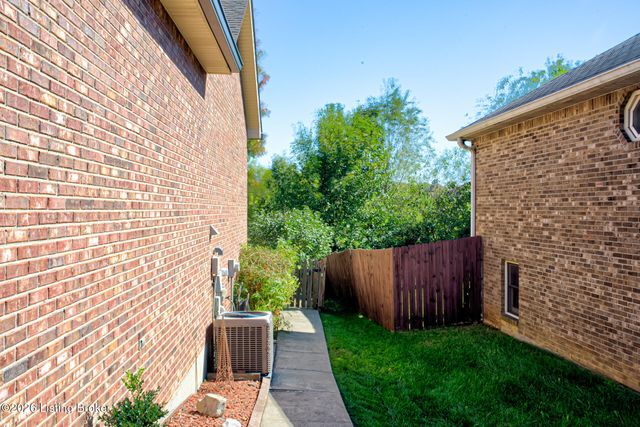 5126 Hunters Point Cir, Louisville, KY 40216