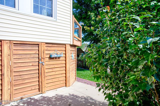 5126 Hunters Point Cir, Louisville, KY 40216