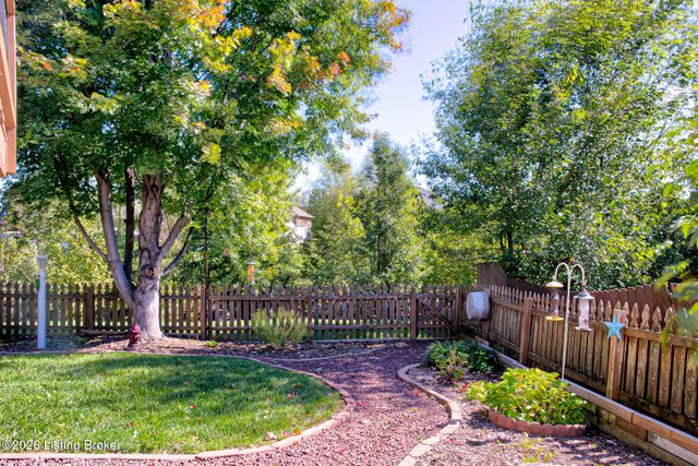 5126 Hunters Point Cir, Louisville, KY 40216