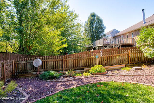 5126 Hunters Point Cir, Louisville, KY 40216