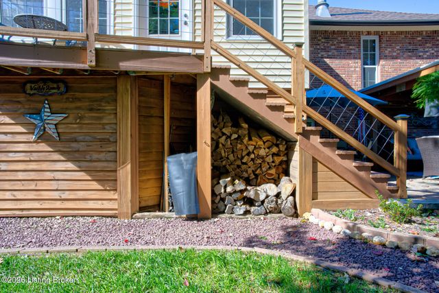 5126 Hunters Point Cir, Louisville, KY 40216