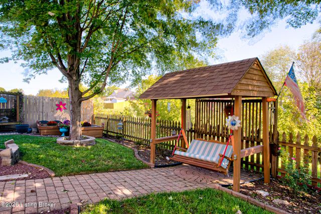 5126 Hunters Point Cir, Louisville, KY 40216