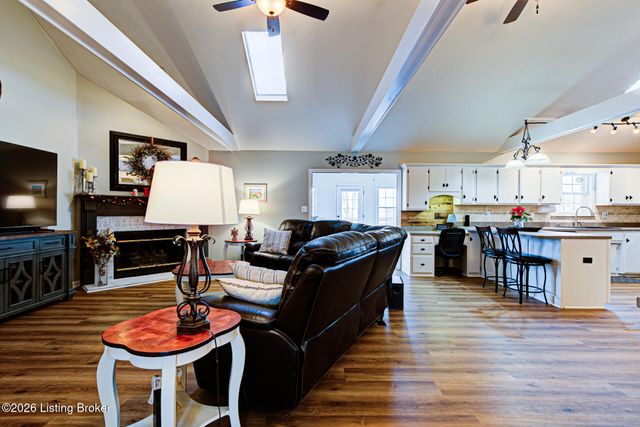 5126 Hunters Point Cir, Louisville, KY 40216