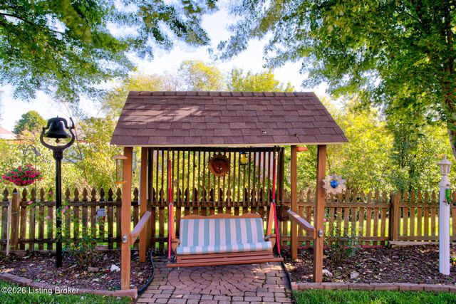 5126 Hunters Point Cir, Louisville, KY 40216