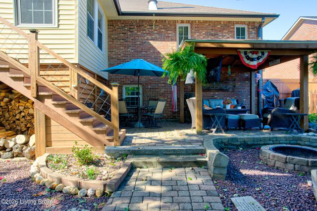 5126 Hunters Point Cir, Louisville, KY 40216