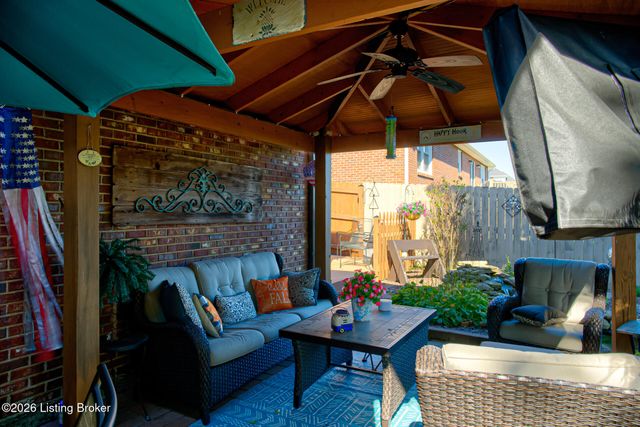 5126 Hunters Point Cir, Louisville, KY 40216