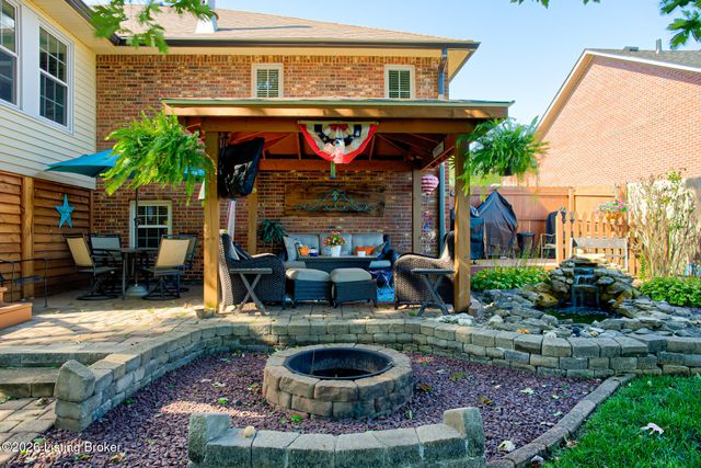 5126 Hunters Point Cir, Louisville, KY 40216