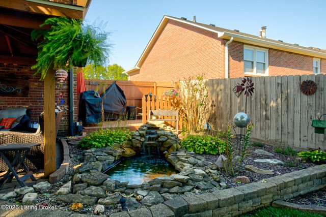 5126 Hunters Point Cir, Louisville, KY 40216