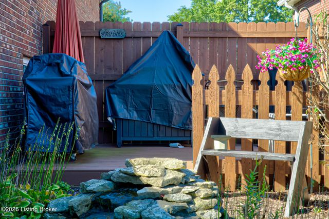 5126 Hunters Point Cir, Louisville, KY 40216