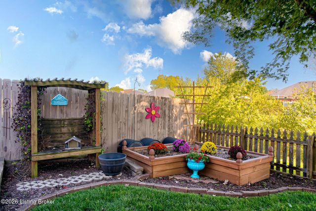 5126 Hunters Point Cir, Louisville, KY 40216