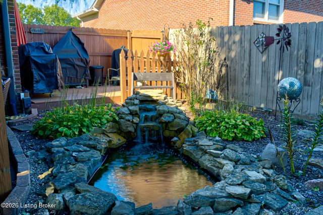 5126 Hunters Point Cir, Louisville, KY 40216