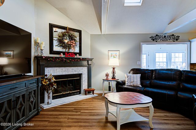 5126 Hunters Point Cir, Louisville, KY 40216