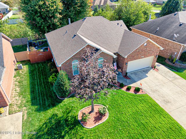 5126 Hunters Point Cir, Louisville, KY 40216