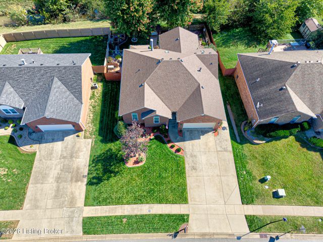 5126 Hunters Point Cir, Louisville, KY 40216