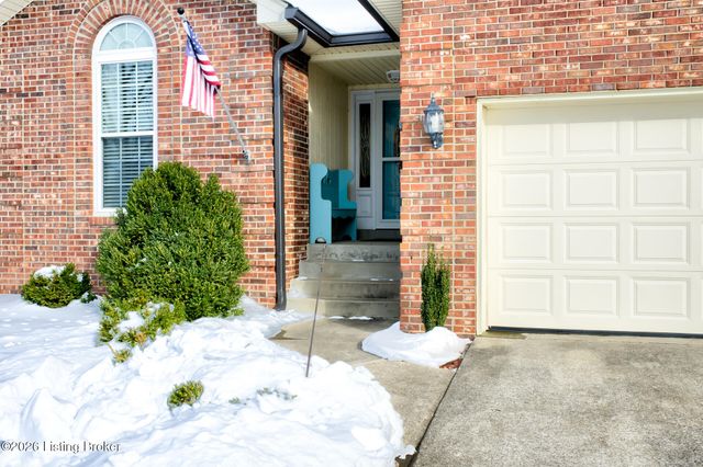 5126 Hunters Point Cir, Louisville, KY 40216