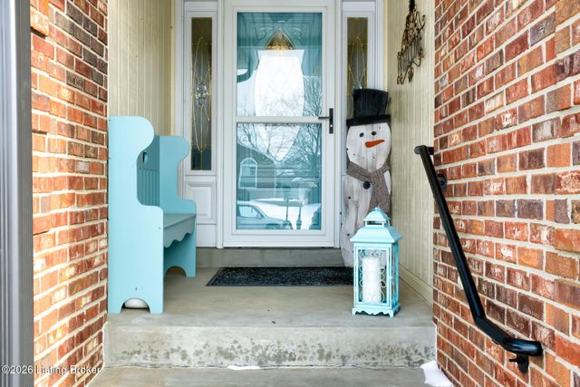 5126 Hunters Point Cir, Louisville, KY 40216