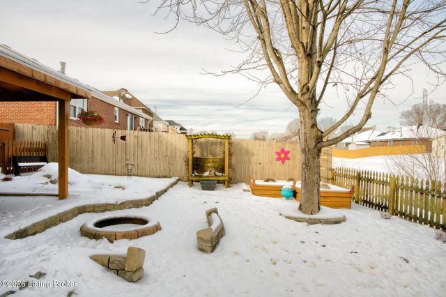 5126 Hunters Point Cir, Louisville, KY 40216