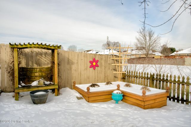 5126 Hunters Point Cir, Louisville, KY 40216