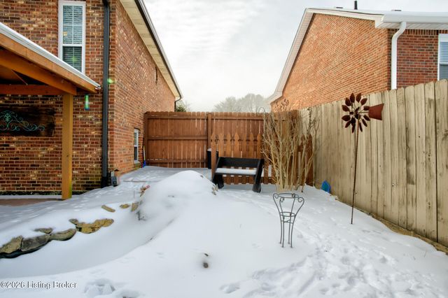 5126 Hunters Point Cir, Louisville, KY 40216