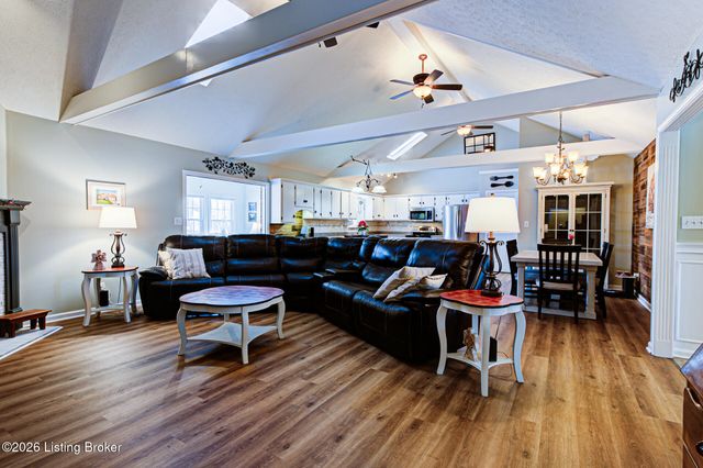 5126 Hunters Point Cir, Louisville, KY 40216