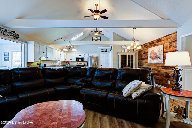 5126 Hunters Point Cir, Louisville, KY 40216