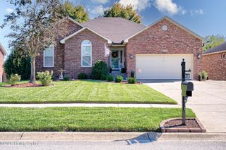 5126 Hunters Point Cir, Louisville, KY 40216