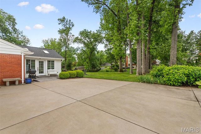 424 Geyer Forest Drive, St Louis, MO 63122