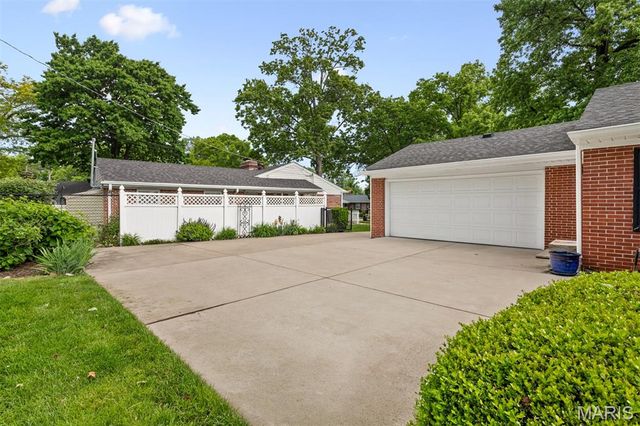 424 Geyer Forest Drive, St Louis, MO 63122