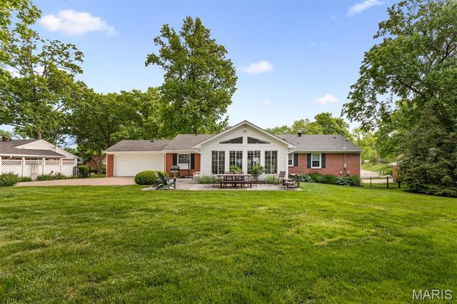 424 Geyer Forest Drive, St Louis, MO 63122