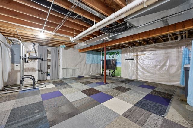 2025 Newcastle Road, Marion, IA 52302