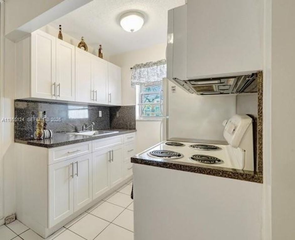 Image 10 of property listing at 2145 Pierce St 326, Hollywood, FL 33020