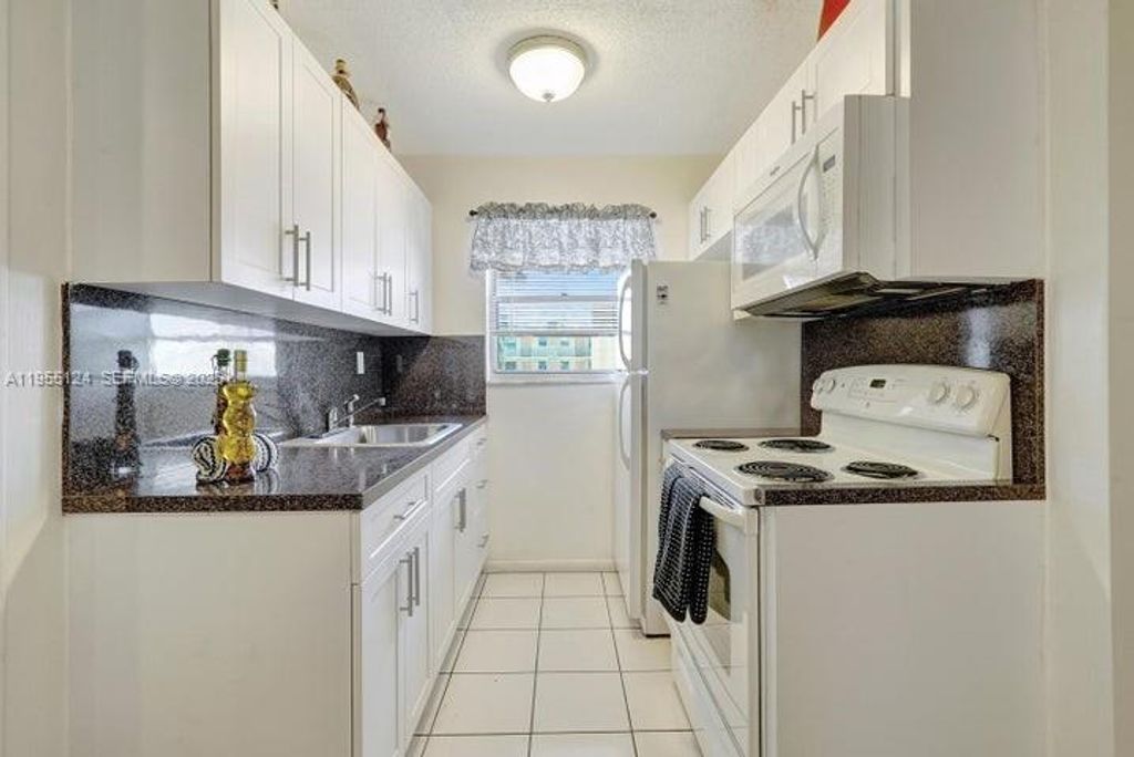 Image 12 of property listing at 2145 Pierce St 326, Hollywood, FL 33020