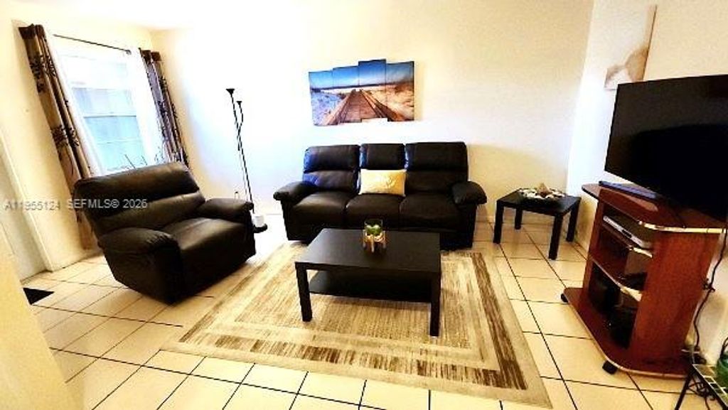 Image 4 of property listing at 2145 Pierce St 326, Hollywood, FL 33020