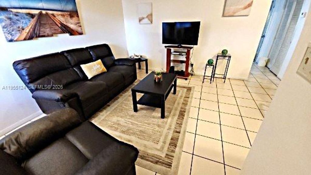 Image 5 of property listing at 2145 Pierce St 326, Hollywood, FL 33020